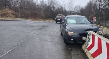 Wjechał w betonowe ogrodzenie drogi