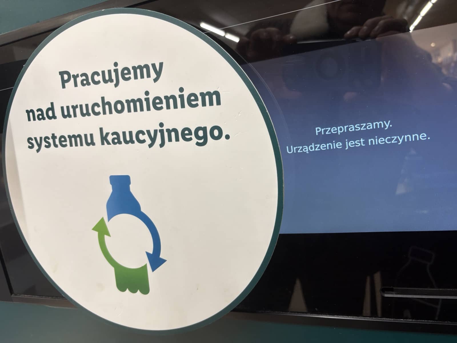 Dał radę – włożył dwie butelki na raz