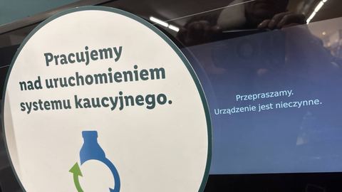 Dał radę – włożył dwie butelki na raz