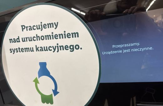 Dał radę – włożył dwie butelki na raz