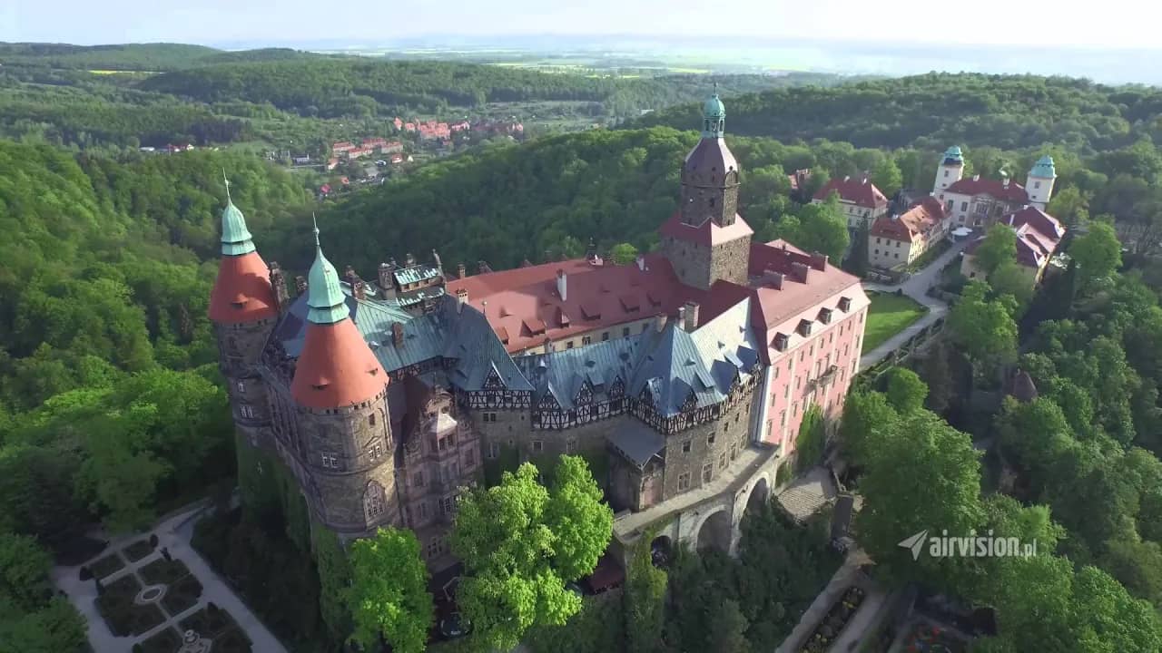 Godzina drogi do zamkowej legendy – z Jeleniej Góry do Książa