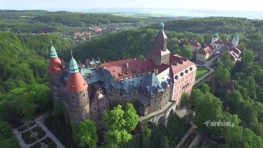 Godzina drogi do zamkowej legendy – z Jeleniej Góry do Książa