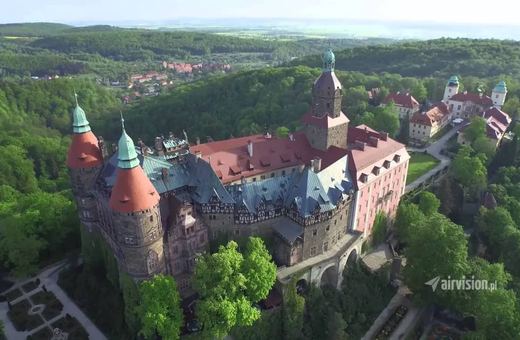 Godzina drogi do zamkowej legendy – z Jeleniej Góry do Książa