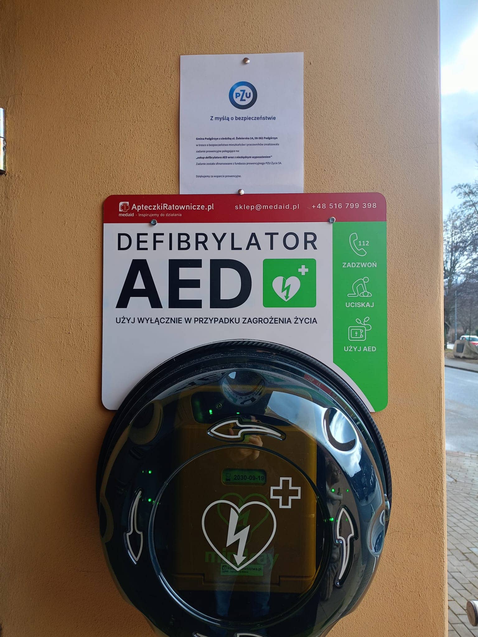 Nowy defibrylator przy urzędzie