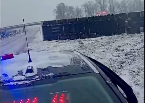 Kierowca ciężarówki wypadł z drogi na A4