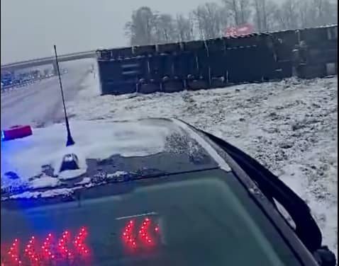 Kierowca ciężarówki wypadł z drogi na A4