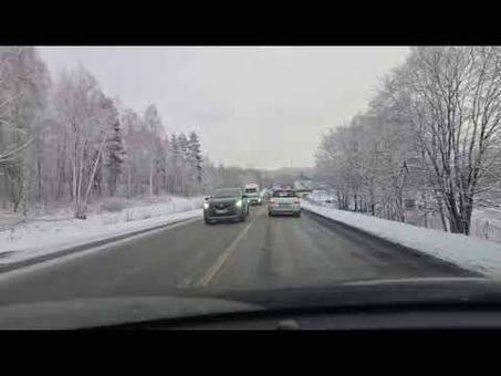 Ślisko na drogach – kolejne auto w rowie