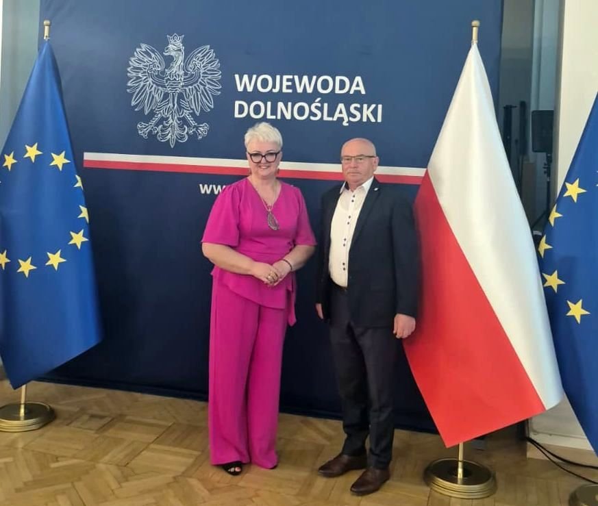 Burmistrz Kowar z prestiżową odznaką
