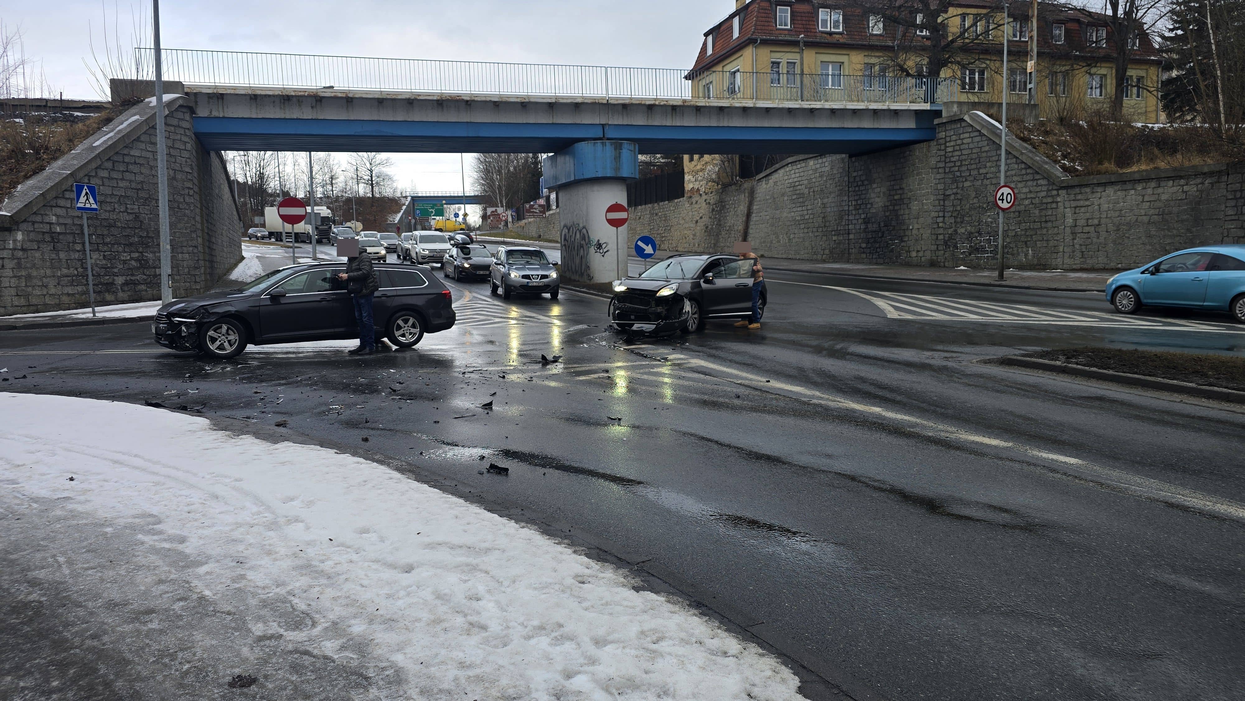 Kolizja dwóch aut na Sobieskiego