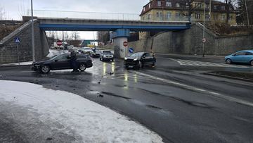 Kolizja dwóch aut na Sobieskiego