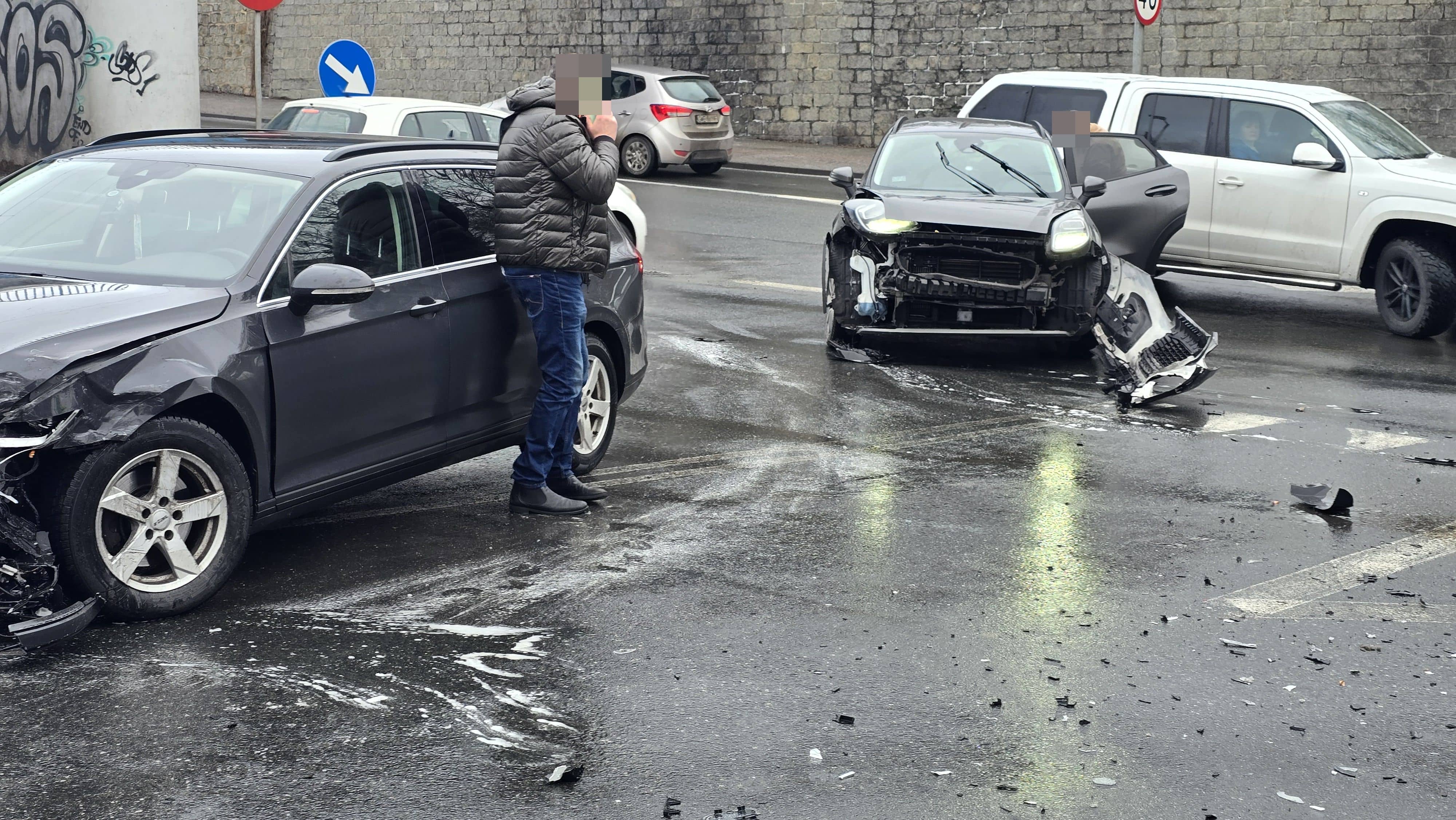 Kolizja dwóch aut na Sobieskiego