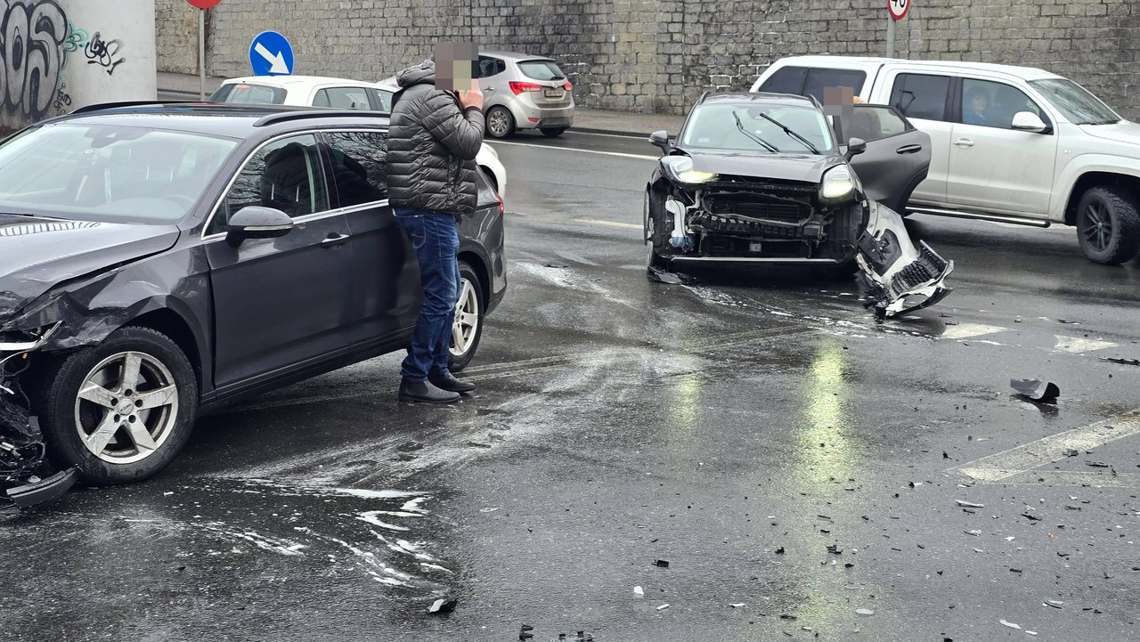 Kolizja dwóch aut na Sobieskiego