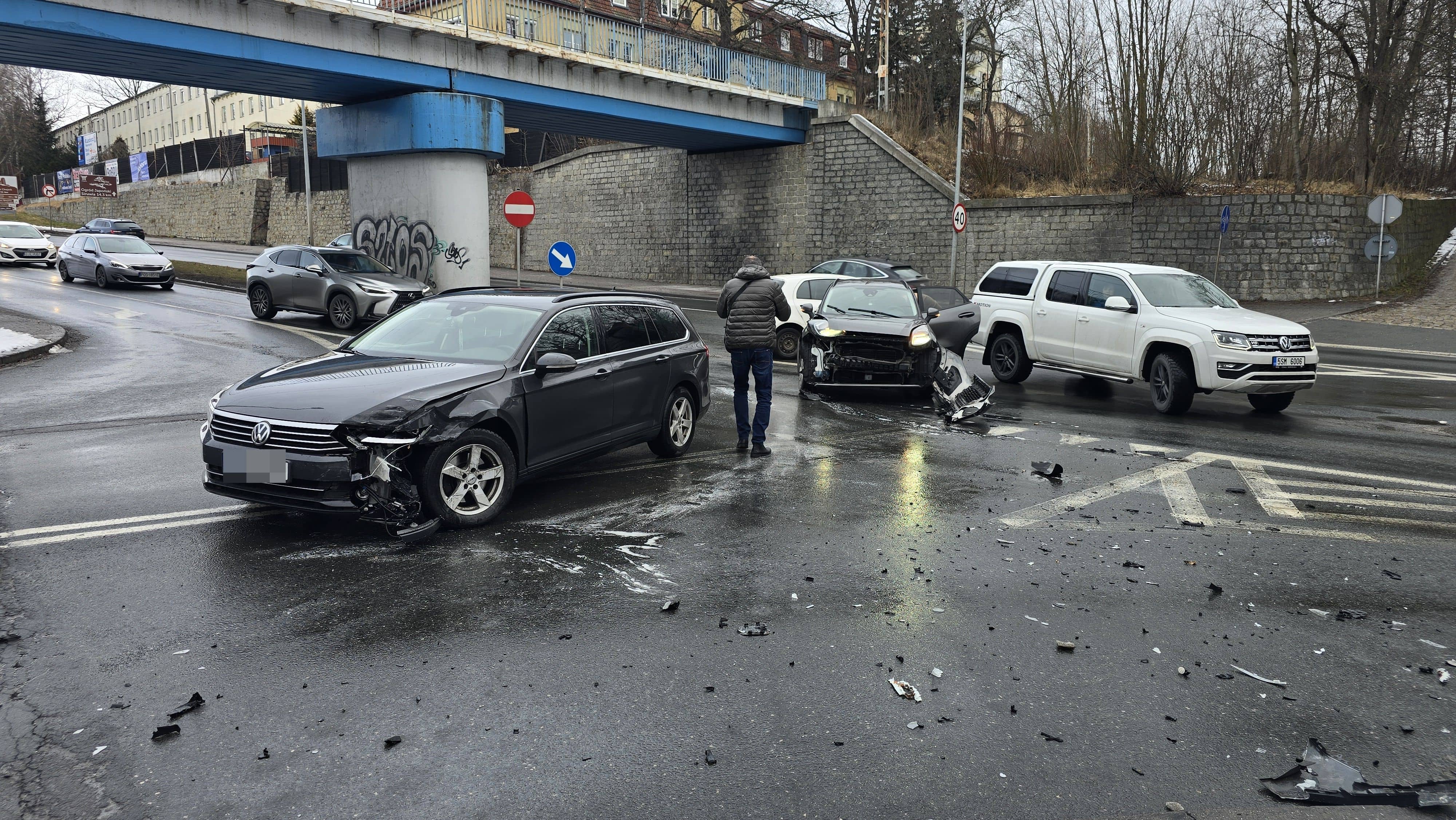 Kolizja dwóch aut na Sobieskiego