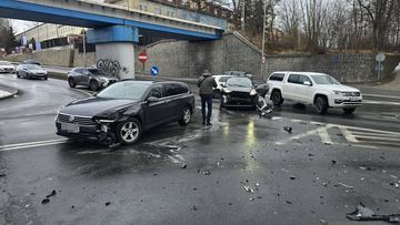 Kolizja dwóch aut na Sobieskiego