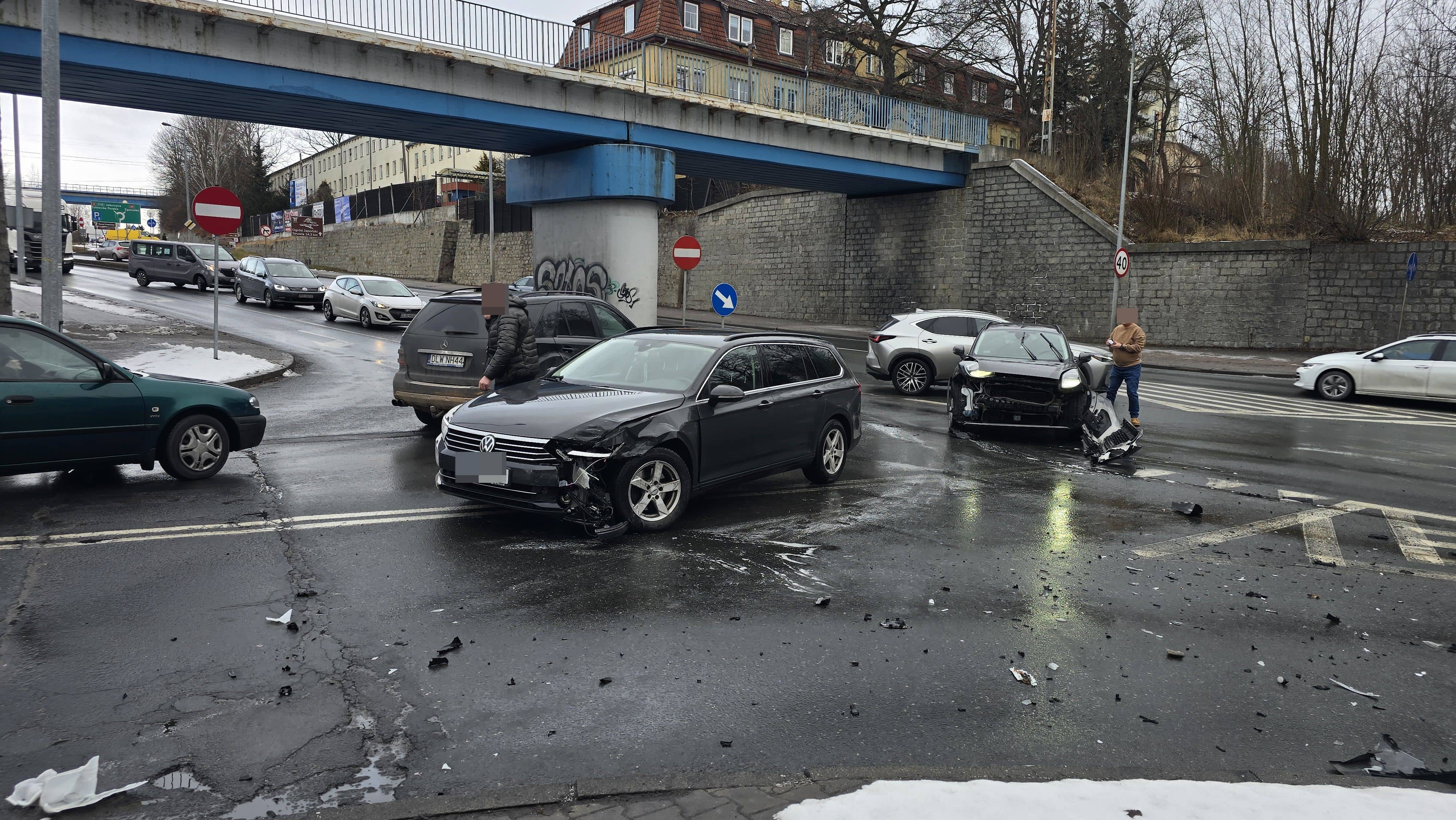 Kolizja dwóch aut na Sobieskiego