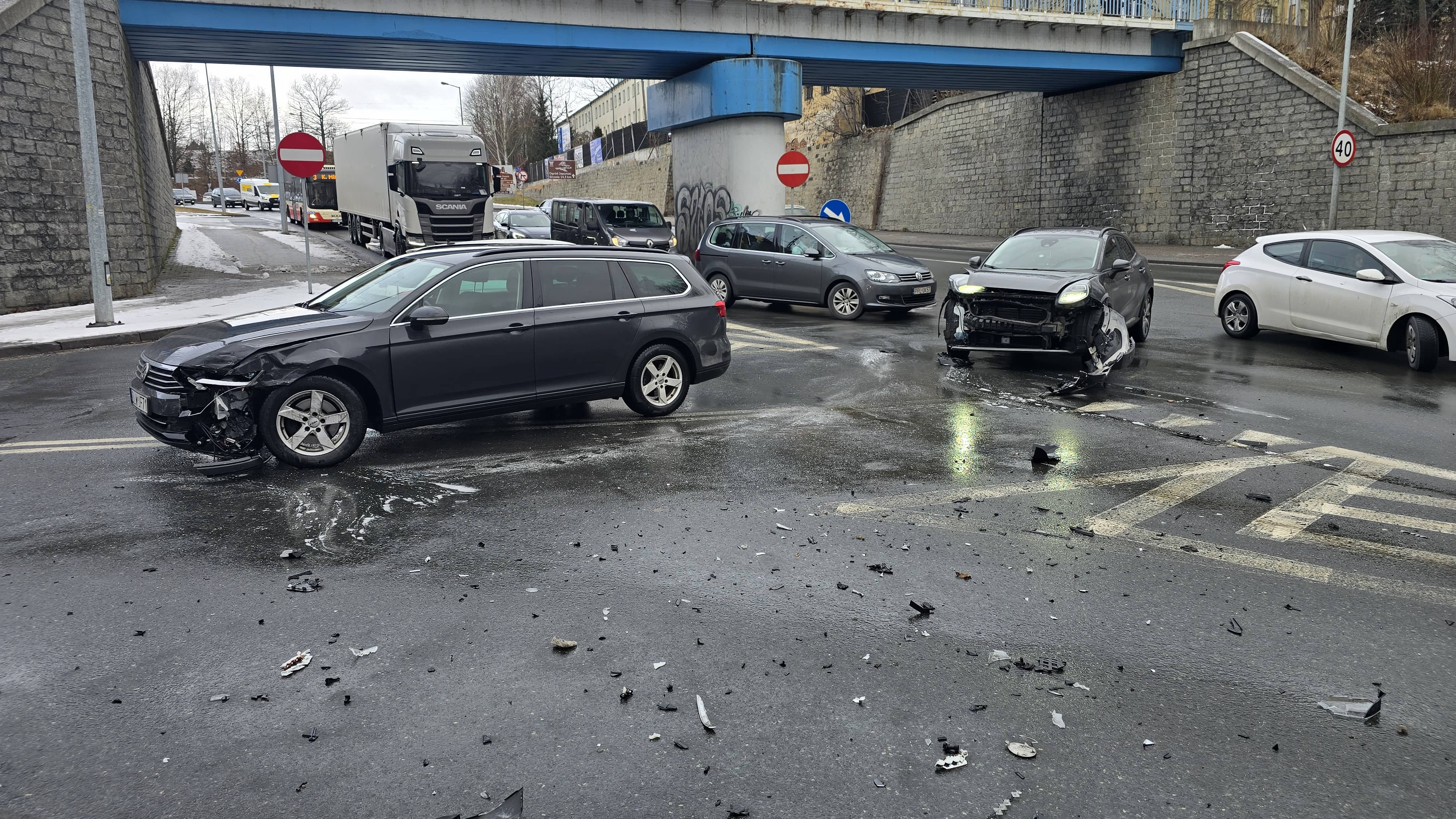Kolizja dwóch aut na Sobieskiego