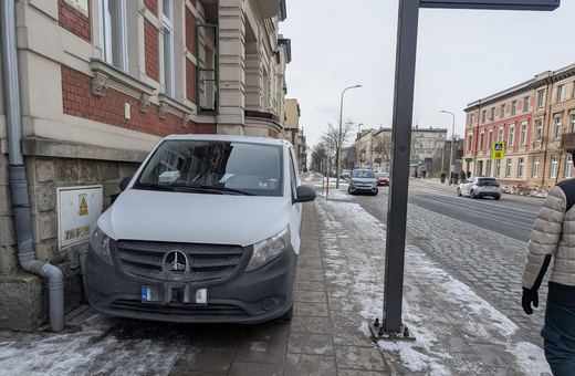 "Mistrzowie parkowania" przy poczcie