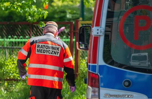Pięciolatka wypadła z czwartego piętra – ojciec pijany