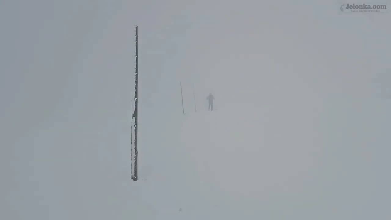 Niewiele widać, trudne warunki w Karkonoszach