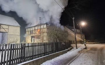 Strażacy walczyli w nocy z pożarem stodoły