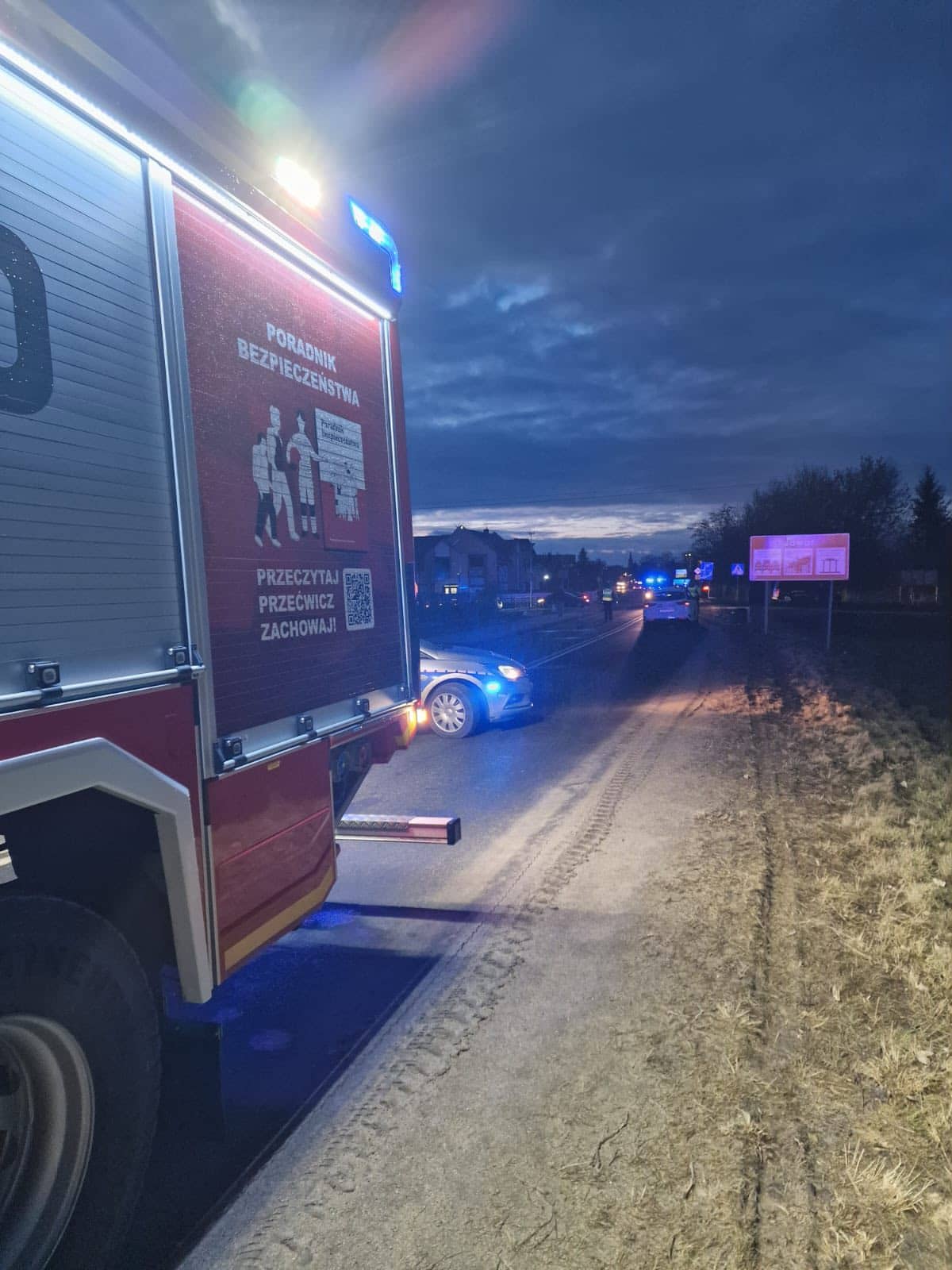 Kobieta znalazła się pod kołami dwóch samochodów