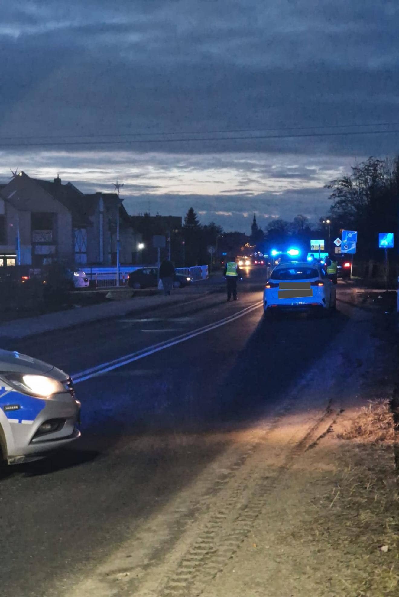 Kobieta znalazła się pod kołami dwóch samochodów