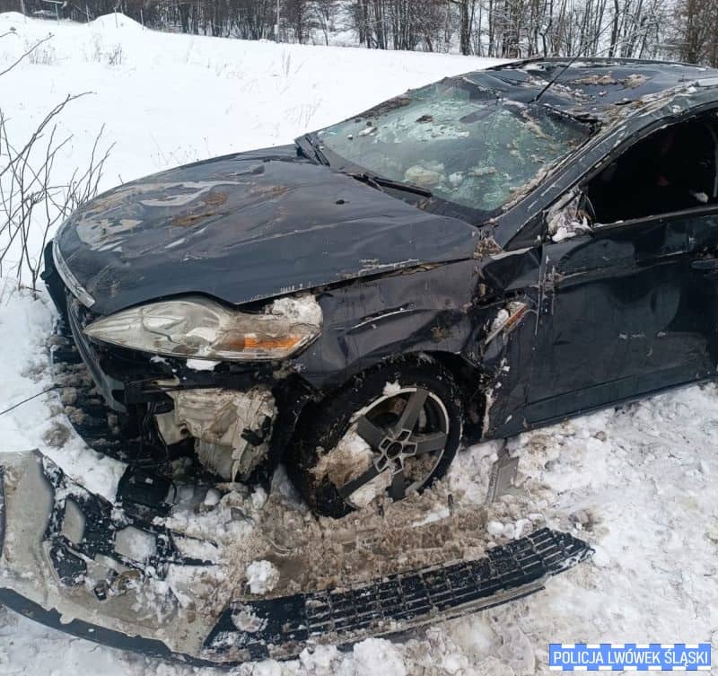 Po pijackiej imprezie ciągnął auto... na dachu