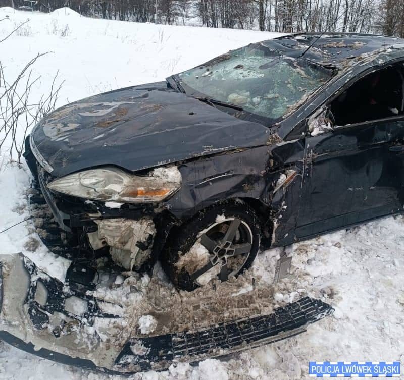 Po pijackiej imprezie ciągnął auto... na dachu