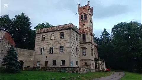 Od biurowca do Pałacu w Dąbrowicy
