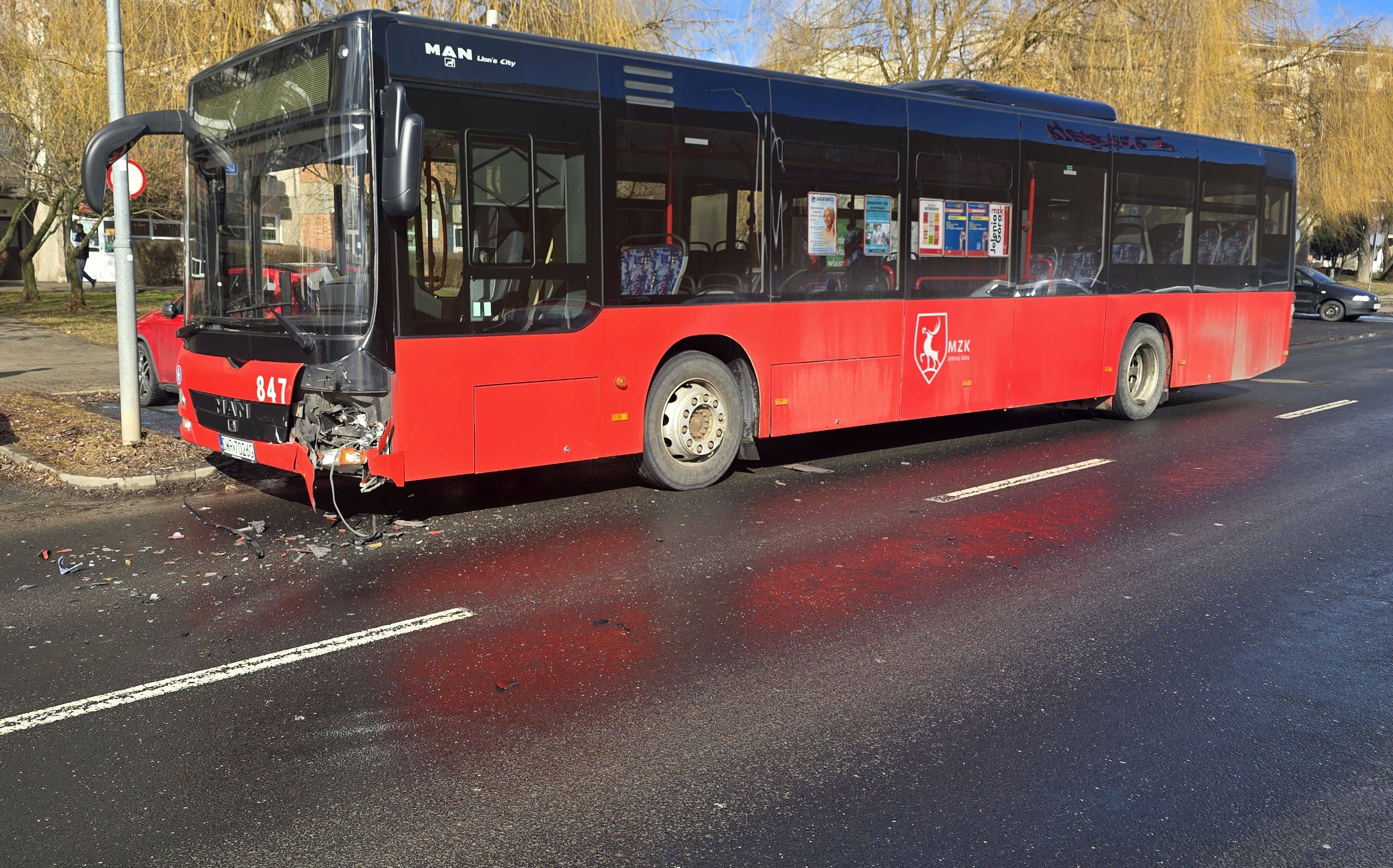 Kolizja autobusu z osobowką