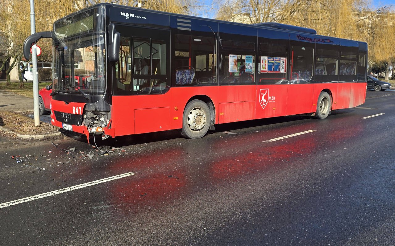 Kolizja autobusu z osobowką