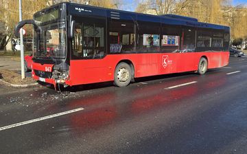 Kolizja autobusu z osobowką