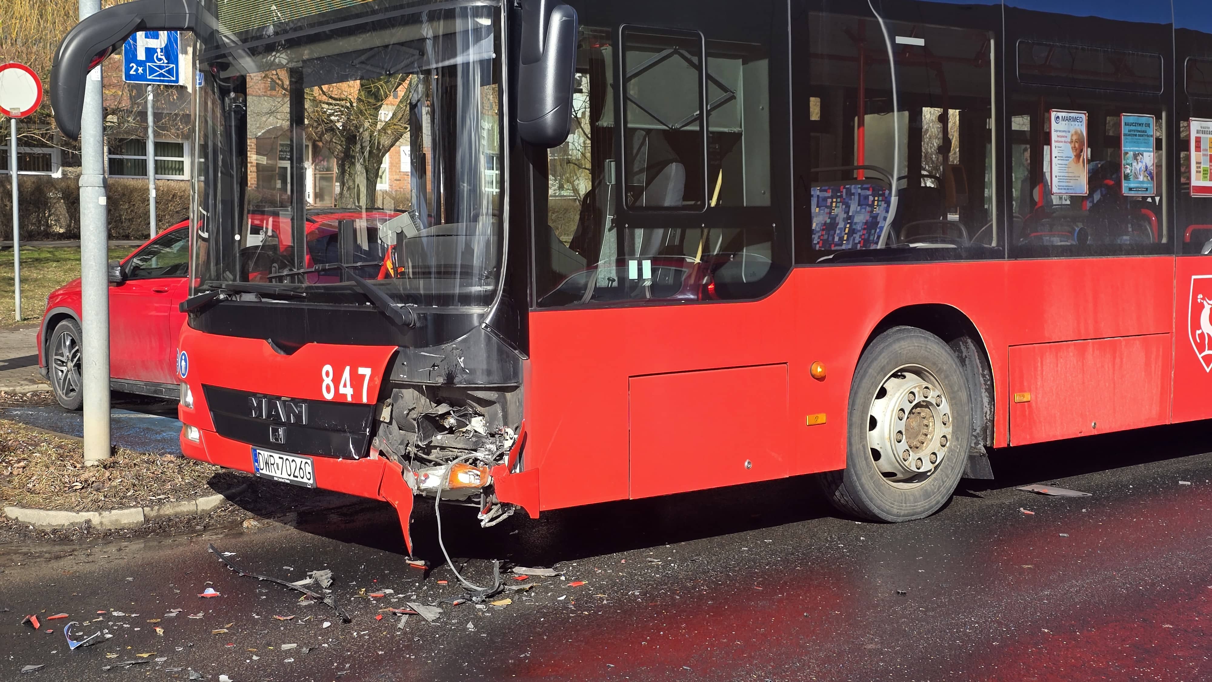 Kolizja autobusu z osobowką