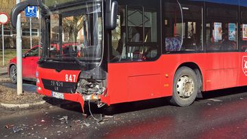 Kolizja autobusu z osobowką