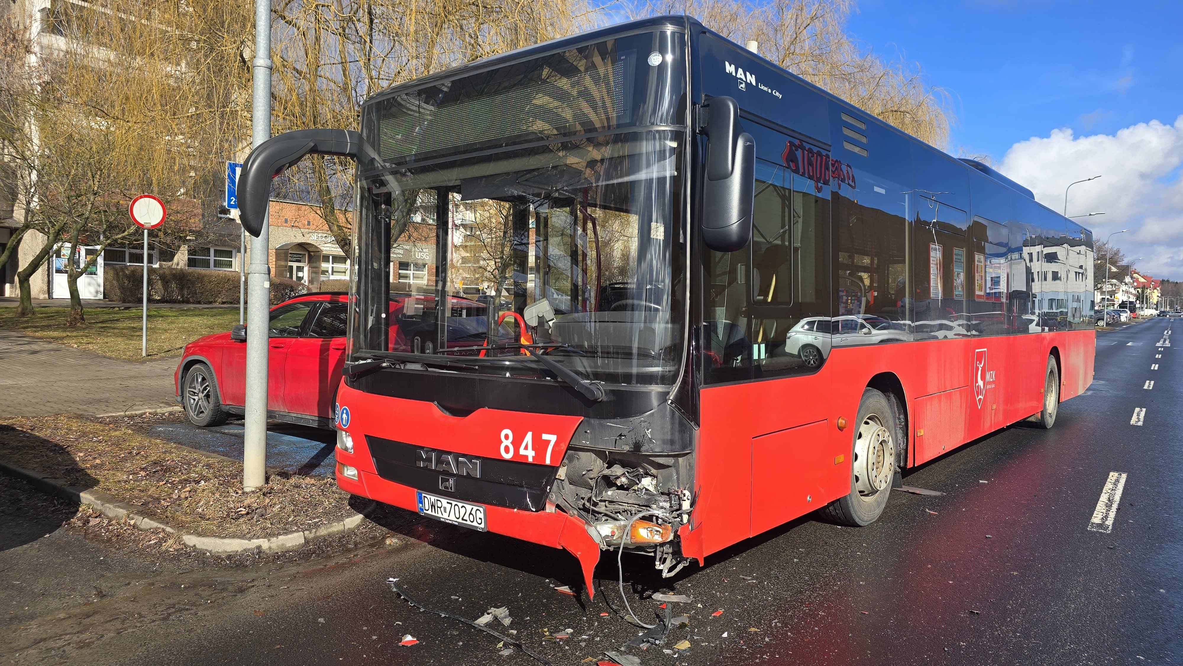 Kolizja autobusu z osobowką