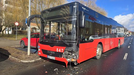 Kolizja autobusu z osobowką