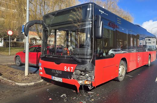 Kolizja autobusu z osobowką