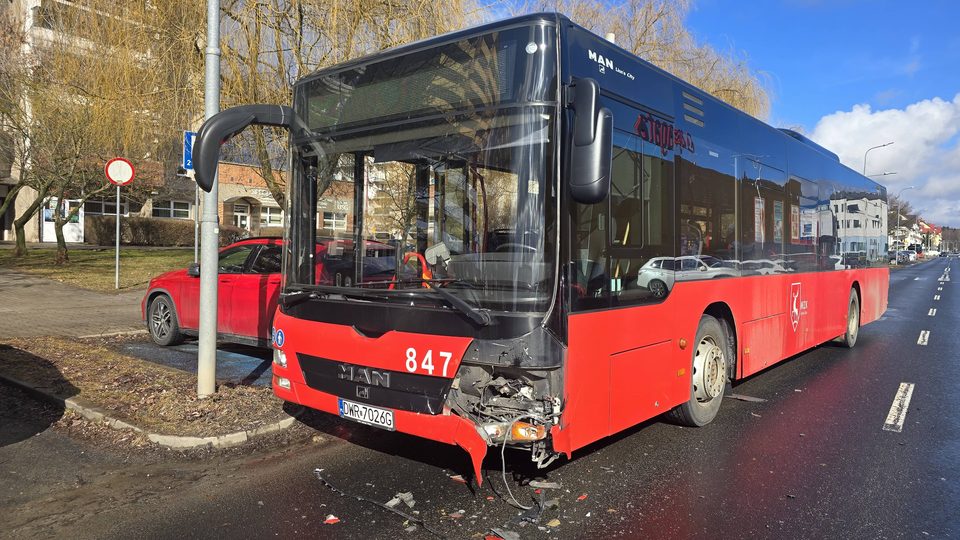 Kolizja autobusu z osobowką