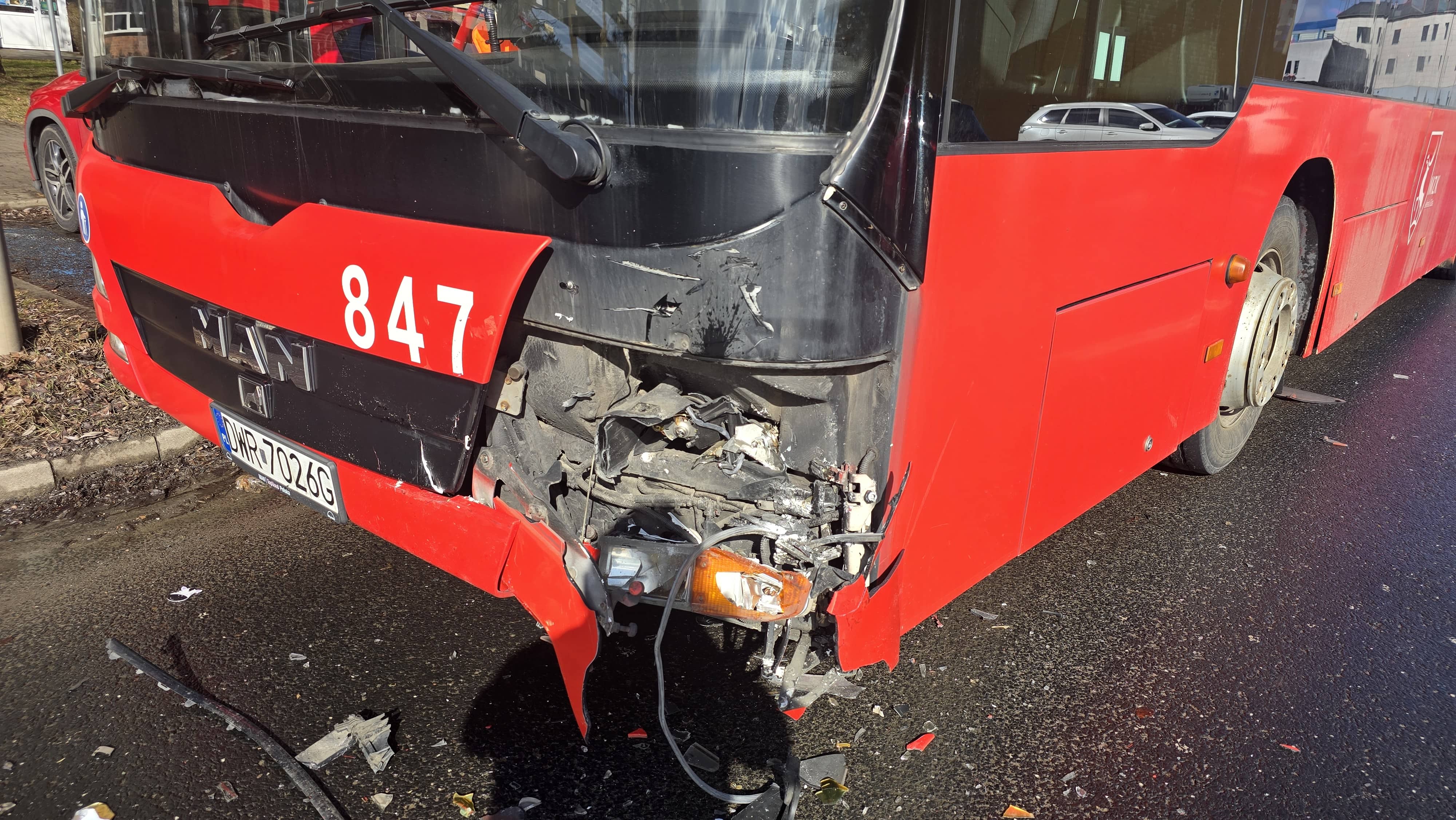 Kolizja autobusu z osobowką