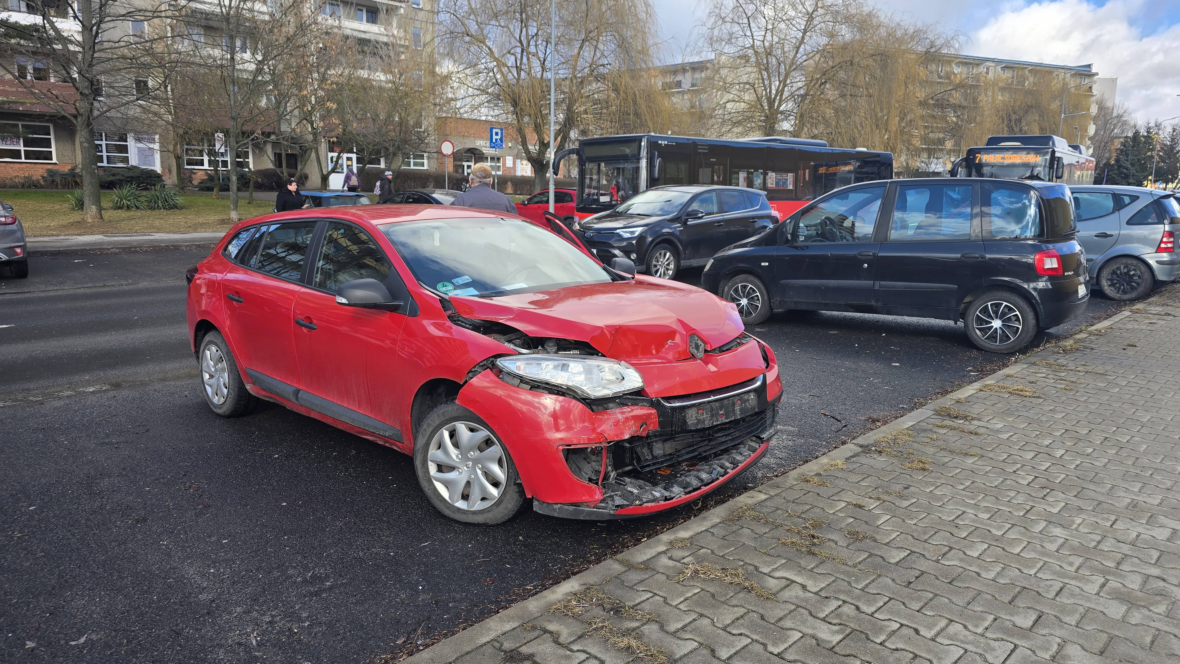 Kolizja autobusu z osobowką
