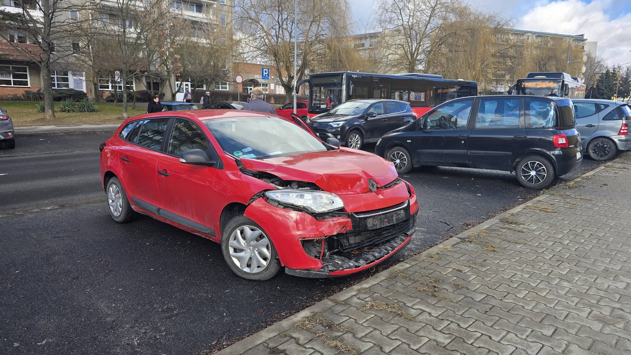 Kolizja autobusu z osobowką