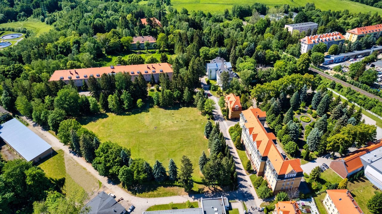 Kampus Karkonoskiej Akademii Nauk Stosowanych, na którym studiuje niemal 1000 studentów