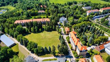Kampus Karkonoskiej Akademii Nauk Stosowanych, na którym studiuje niemal 1000 studentów