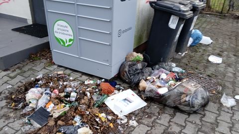 Sterty śmieci leżą tygodniami