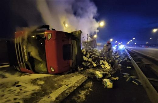 Kierowca ciężarówki zasnął za kółkiem