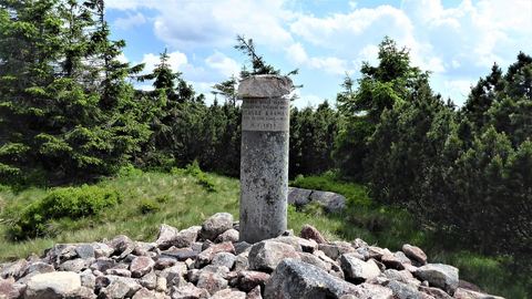 Obelisk W karkonoszach przypominający o miejscu śmierci. Fot. Dariusz Faranciszek/www.polska–org.pl