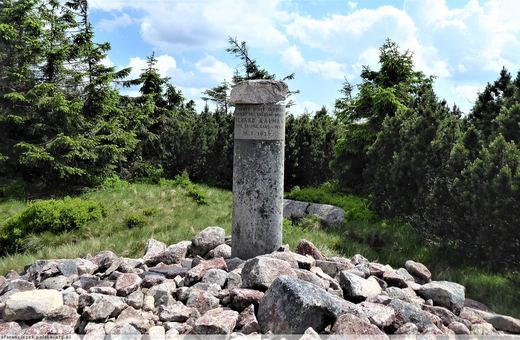 Obelisk W karkonoszach przypominający o miejscu śmierci. Fot. Dariusz Faranciszek/www.polska–org.pl