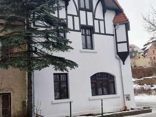 Kolejny budynek podnosi się z ruin