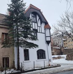 Kolejny budynek podnosi się z ruin