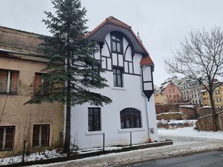 Kolejny budynek podnosi się z ruin